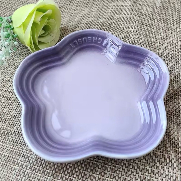 Le Creuset Other - Le Creuset Stoneware Flower Petal Scalloped Trinket Dish Plate Tray